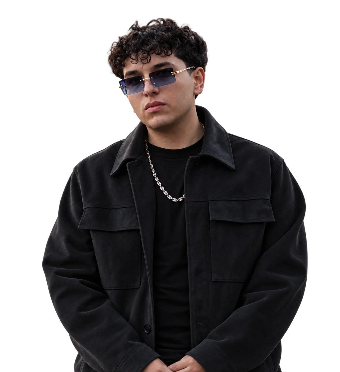 Iván Orozco con gafas doradas, cadena plateada y chamarra negra